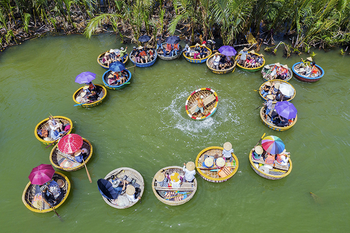 Trải nghiệm thuyền thúng tại rừng dừa Bảy Mẫu. Ảnh: Nghiêm Phú Lâm